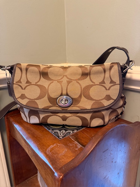 Coach Handbags - Coach Vintage Crossbody/Shoulder Turnlock